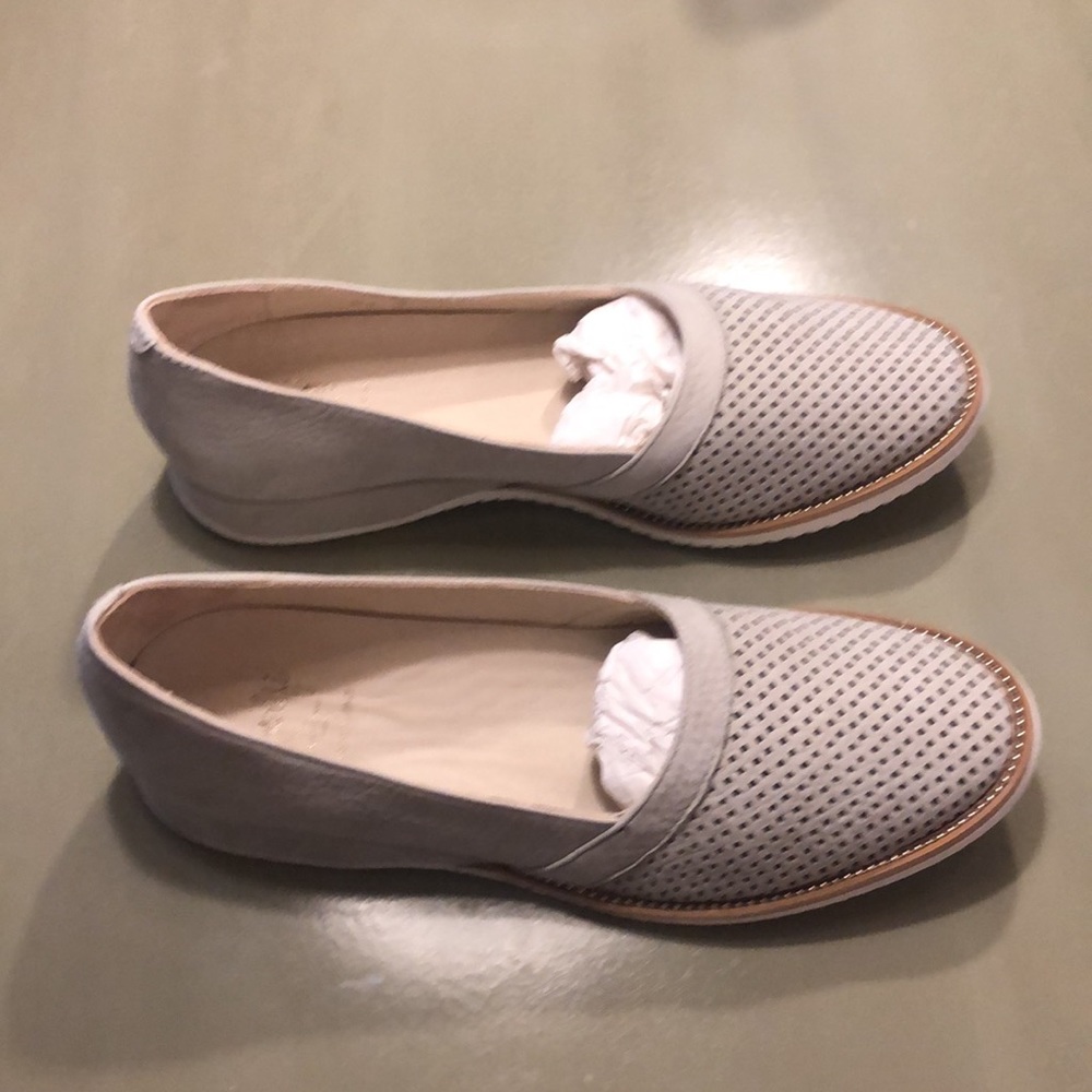 Amalfi by Rangoni light gray flats